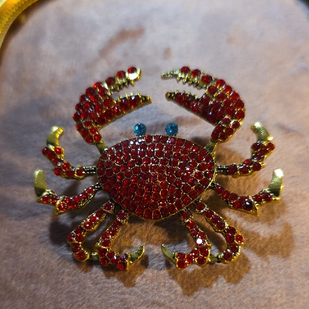 Red Rhinestone and Gold Crab Brooch NWT Modern